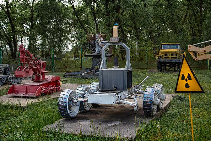 Справжній робот СТР‑1 на відкритій експозиції в Чорнобилі.